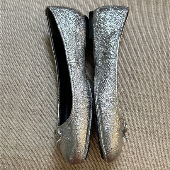 Tory Burch Laila 2 Driver Leather Ballet Flats Crinkle Metallic Silver Flaw - Picture 9 of 16